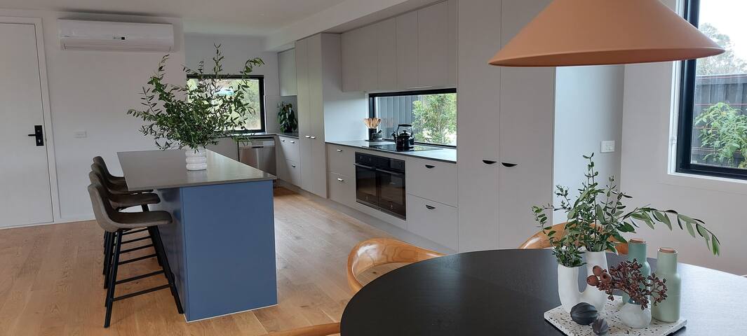 Modern & Spacious Coastal Retreat gallery image 2