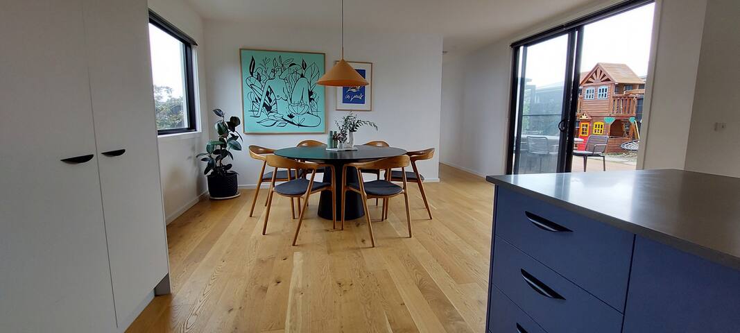 Modern & Spacious Coastal Retreat gallery image 3