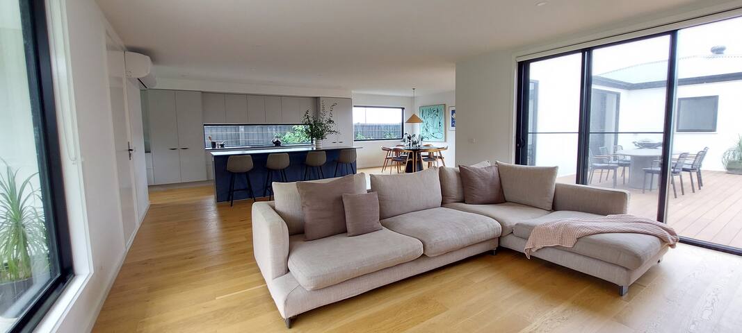 Modern & Spacious Coastal Retreat gallery image 4