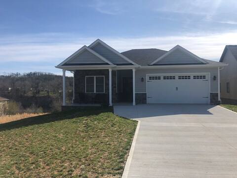 New 5 Bedroom Lake Front Home w/ hot tub, pool tbl