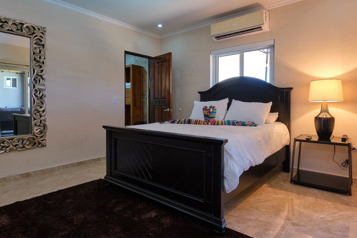 Habitación 2 con cama tamaño queen y acceso a la piscina