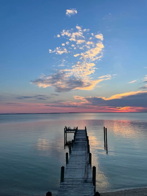 Waterfront Cottage ❤️ Private Beach, Dock & Kayaks