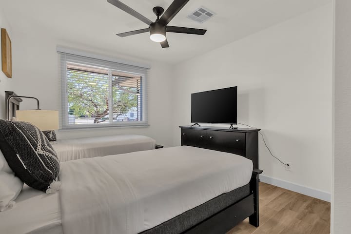 2 samostatné postele s televízorom HULU! 