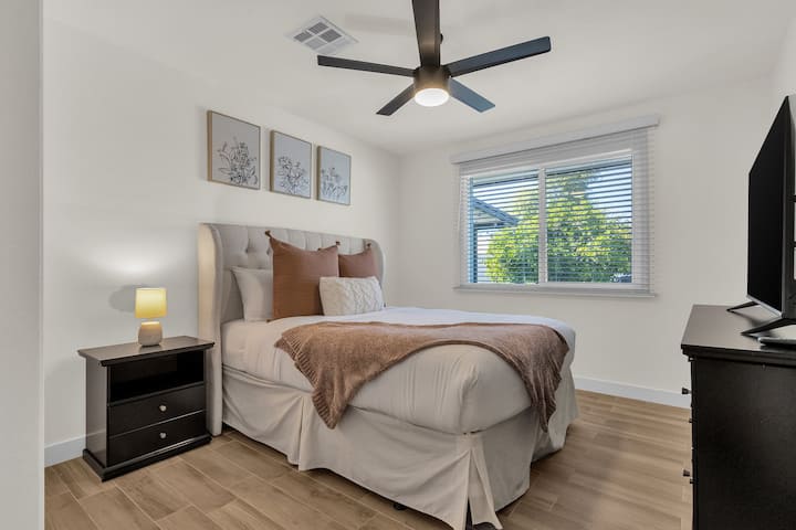 Manželská posteľ Queen s TV Hulu 