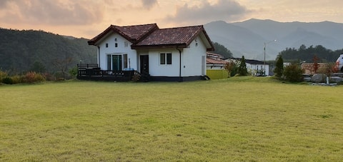 Nani House/Outdoor barbecue grill in front of the country house in front of the Baekdu Mountain Rang