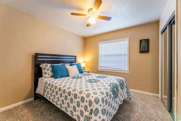 Chambre #2- Lit queen size avec miroir et placard