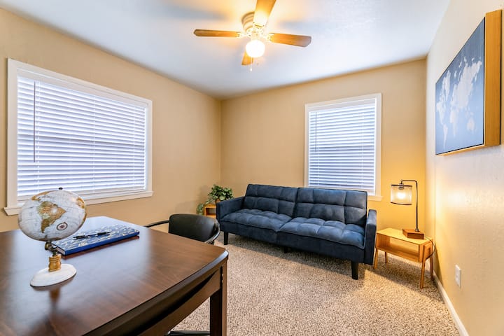 Chambre #1- Grand espace avec canapé convertible et bureau pour travailler si nécessaire