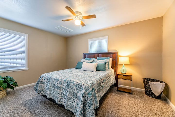 Chambre #3- Lit queen size avec beaucoup d'espace, miroir et placard