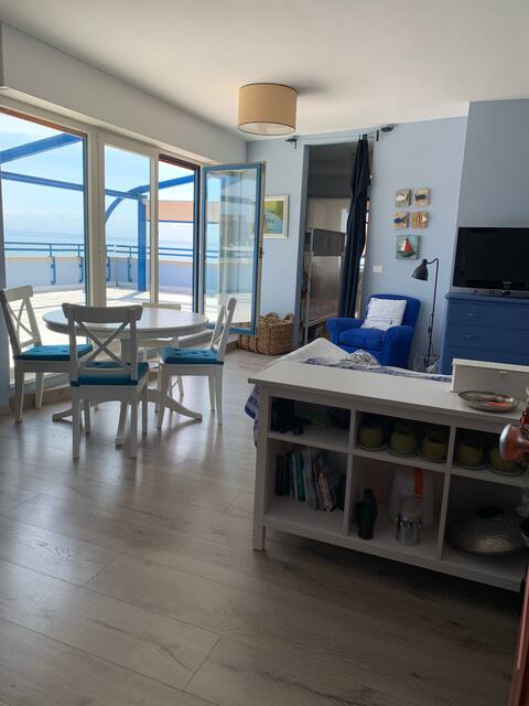 Apartment by the sea
