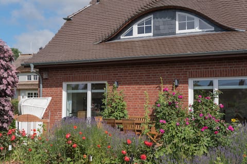 Leistungsstarkes Airbnb: Stylish, cozy house near the sea in Mönchgut