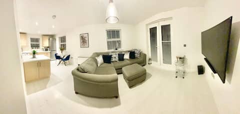 Popular Airbnb listing: The Chateaux Stunning Luxury Greenhithe, 2 Bed Apt in Swanscombe And Greenhithe