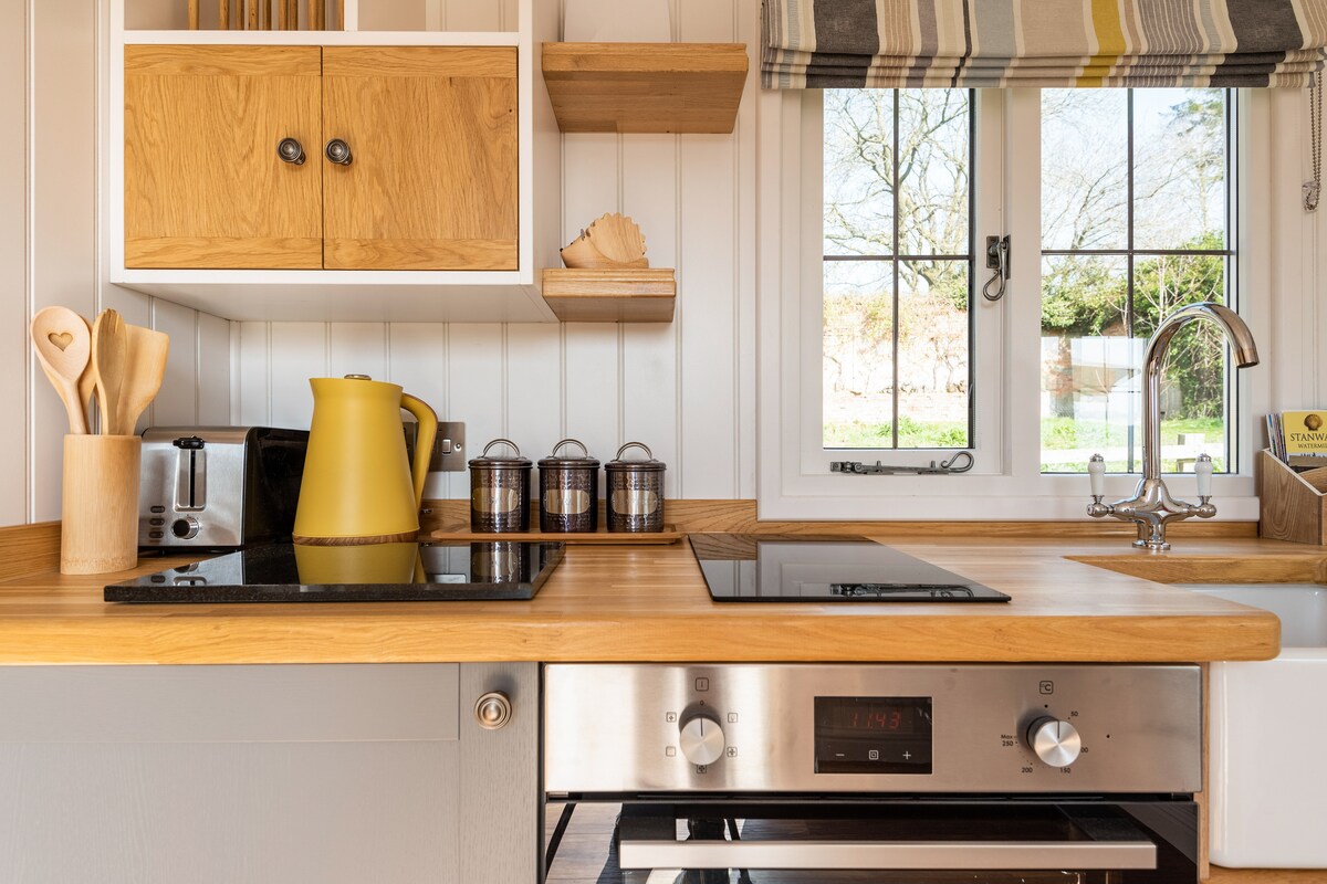 Popular Airbnb listing: Stunning Cotswold Views, Idyllic, Ensuite TV/WiFi in Winchcombe