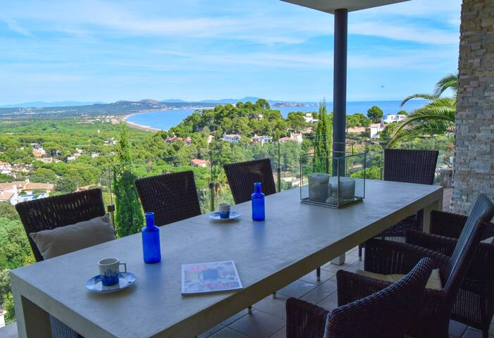 Family holidays in a bright villa with sea views gallery image 2