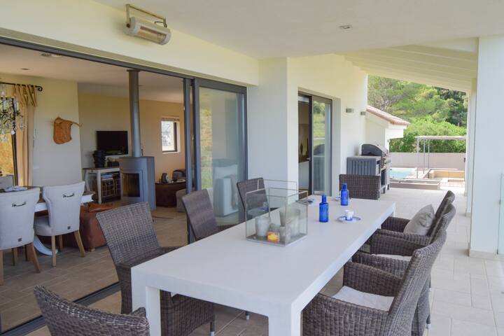 Family holidays in a bright villa with sea views gallery image 4