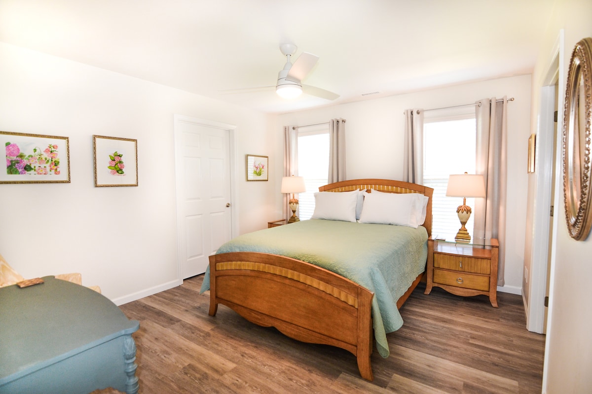 Hlavná spálňa (Queen) ponúka 36-palcové dvere do spálne, veľkú skriňu a kúpeľňu a správny polomer otáčania invalidného vozíka.