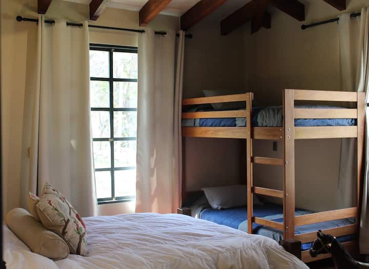 Спалня 3: двойно легло и двуетажно легло. Обща баня. Изглед към планините.

Стая 3: двойно легло и спалня. Обща баня. Изглед към планините. 

