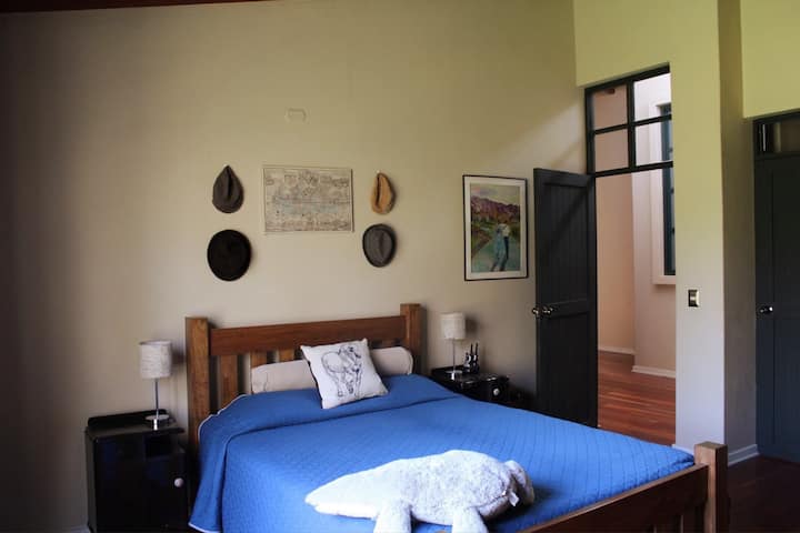 Спалня 2: двойно легло и двуетажно легло. Обща баня. Изглед към планините.

Стая 2: двойно легло и спалня. Обща баня. Изглед към планините.