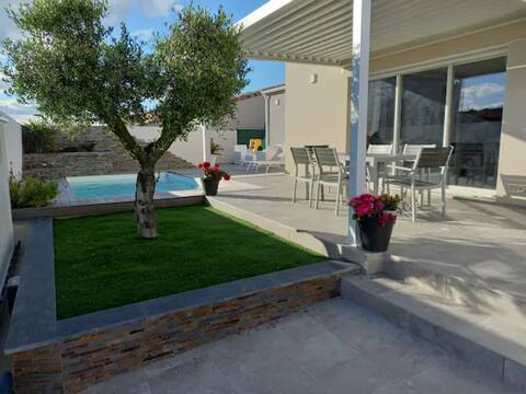 120m² luxury villa with swimming pool, quiet
