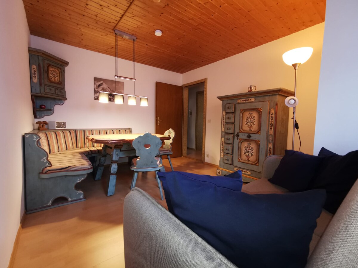 客厅配有沙发床，可供2人使用