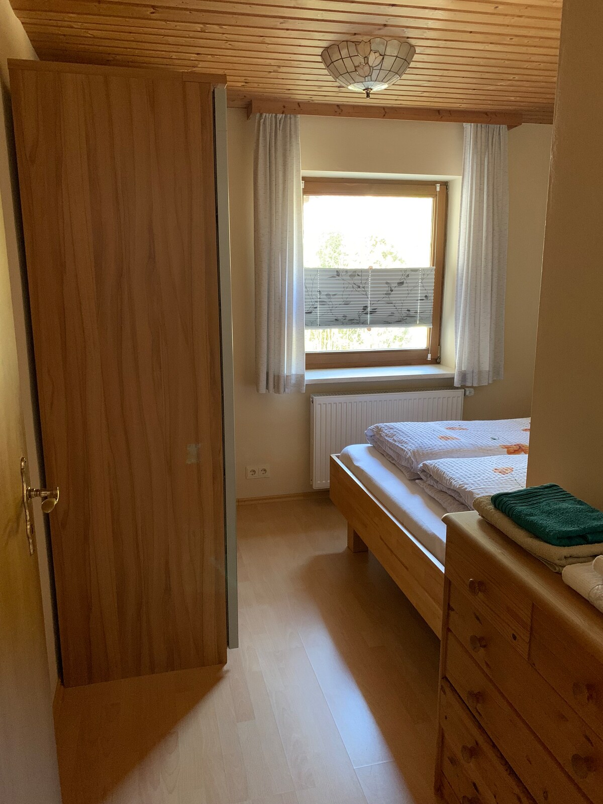 卧室，大衣柜和梳妆台有足够的储物空间