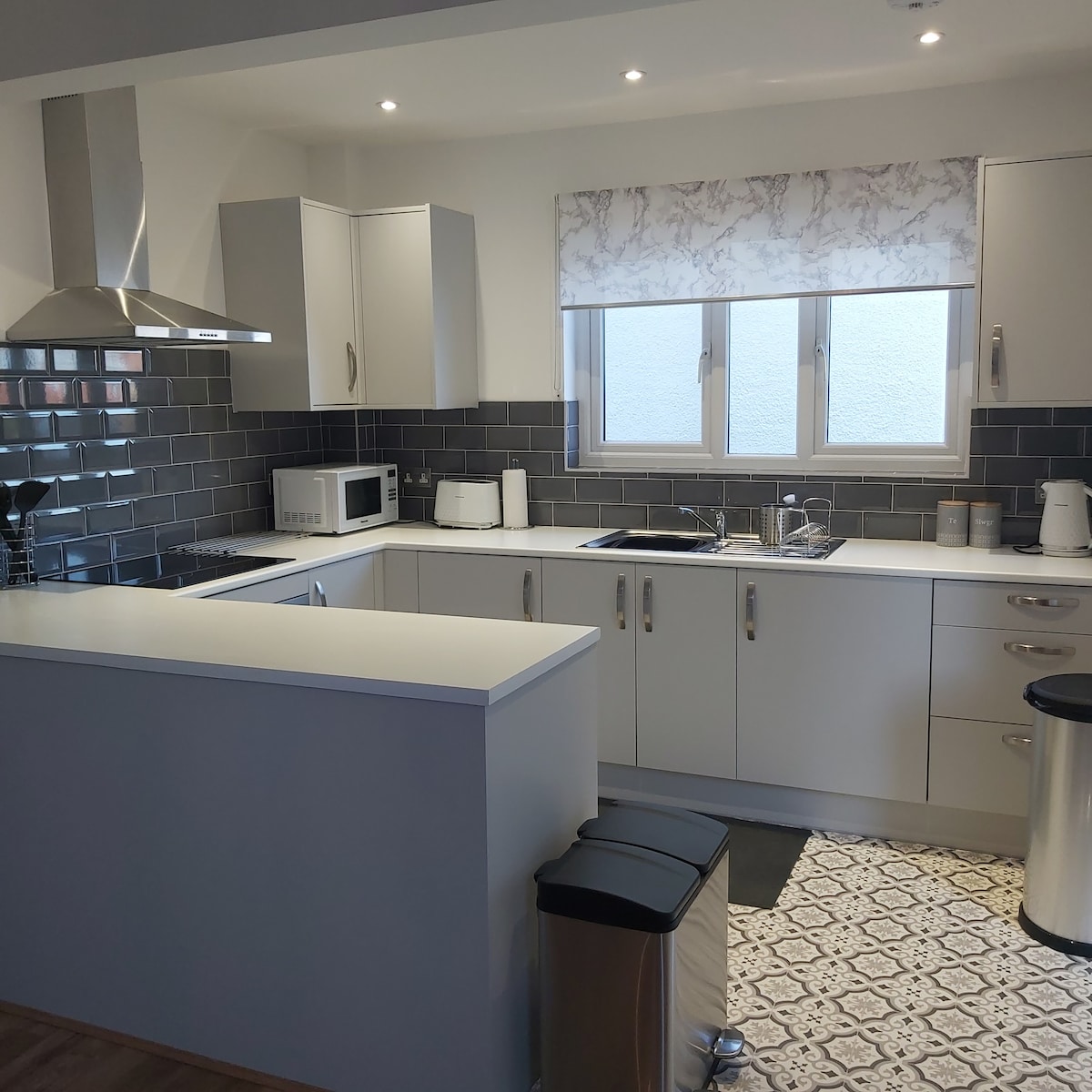 A stylish 3 bedroom home with parking Houses for Rent in Penrhyn Bay