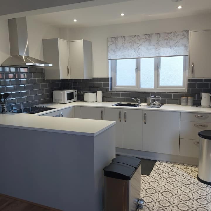 A stylish 3 bedroom home with parking Houses for Rent in Penrhyn Bay