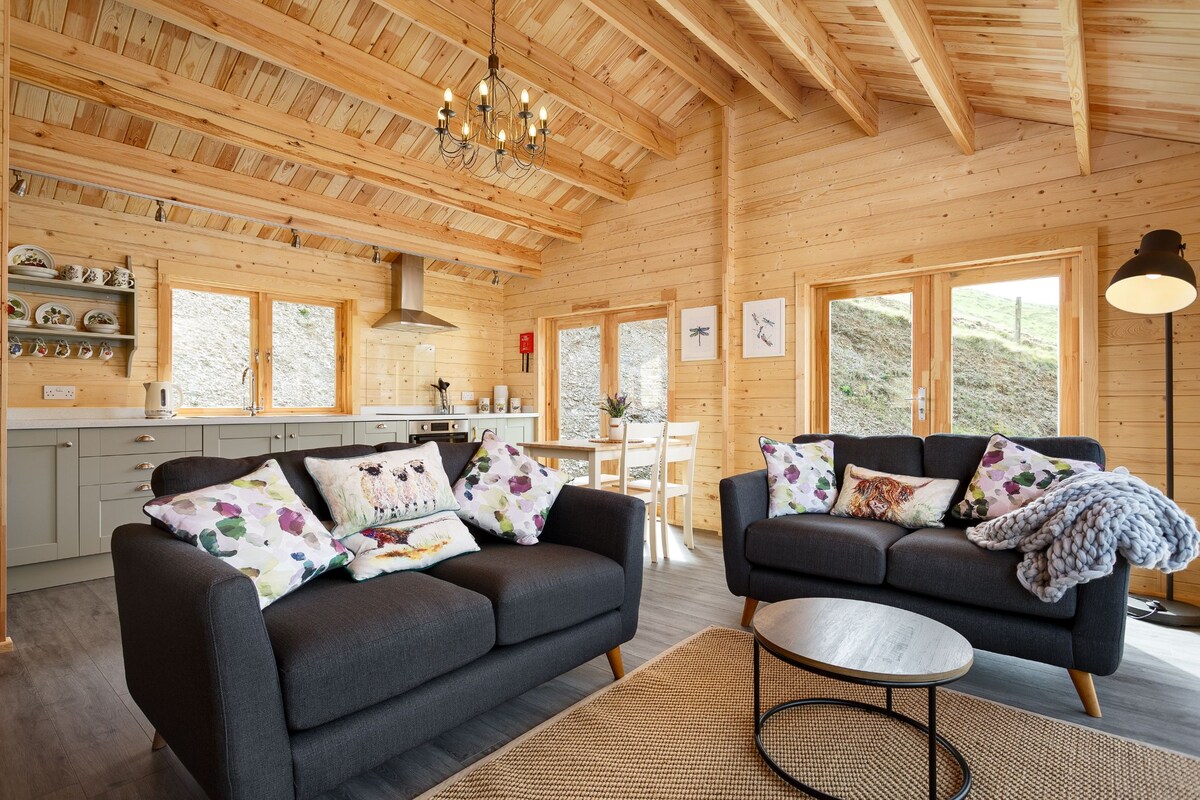 Successful Airbnb property: Unique Lakeview cabin in 45 acre woodland estate in Torridge