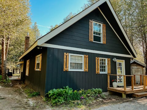 Cedarwood Cabin / Centrally Located Comfort