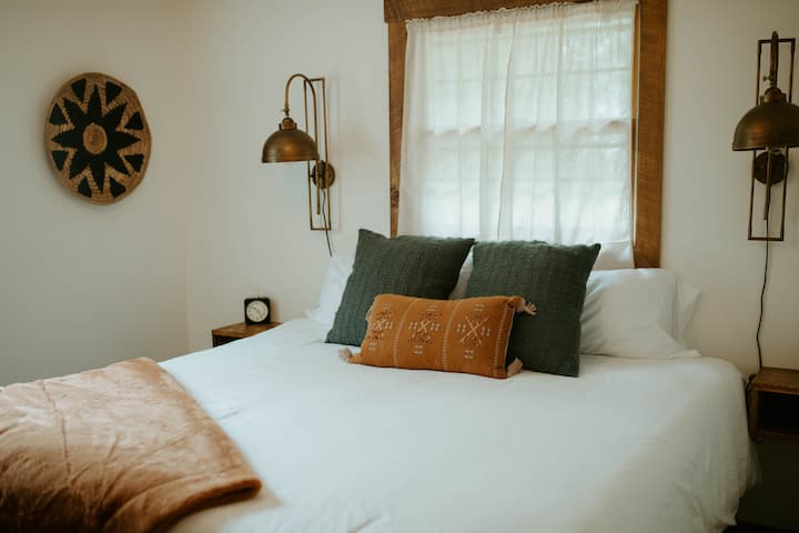 חדר שינה אחד, קומה ראשונה.