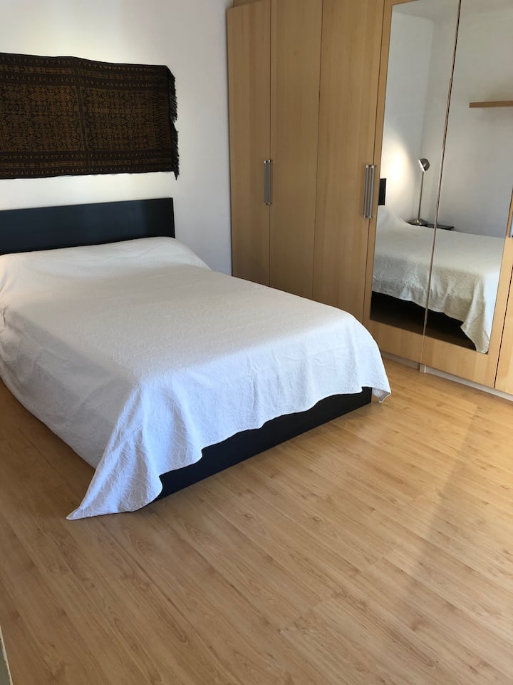 Dhoma e gjumit 2 , krevat 140x200, hyrje në tarracë, lart