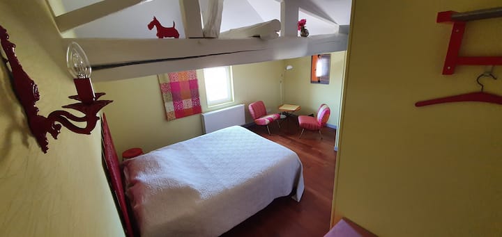 Chumba cha kulala cha manjano.