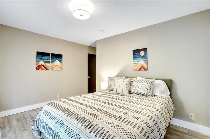 Segundo dormitorio con cama tamaño queen (baño compartido en el pasillo).