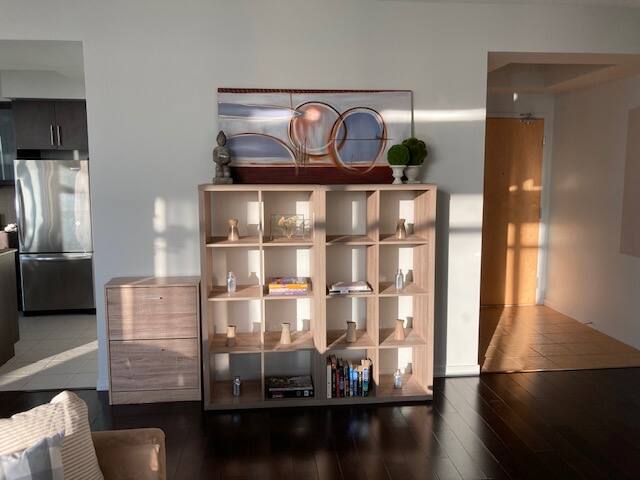 Luxury spacious 2 bed, 2 bath 43rd floor condo gallery image 3