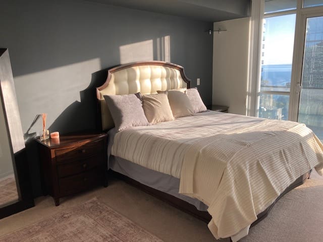 Luxury spacious 2 bed, 2 bath 43rd floor condo