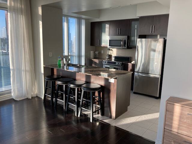Luxury spacious 2 bed, 2 bath 43rd floor condo gallery image 2
