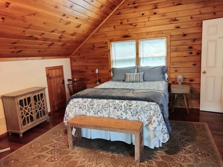 Chambre loft avec un lit Queen Size et une vue imprenable sur le lac