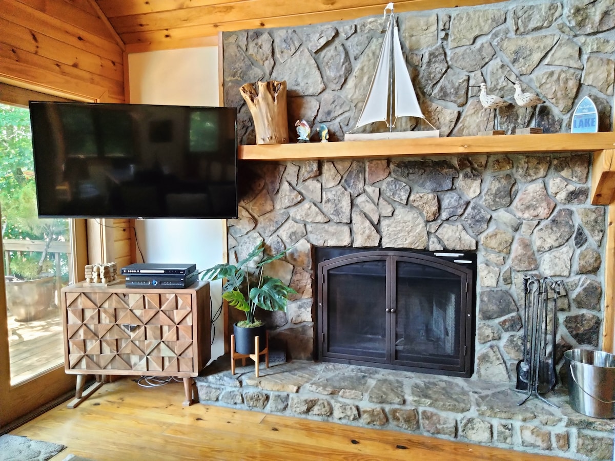 Top performing Airbnb: *Lakefront* Dock, Kayaks, Hot Tub, Game Room in Morganton