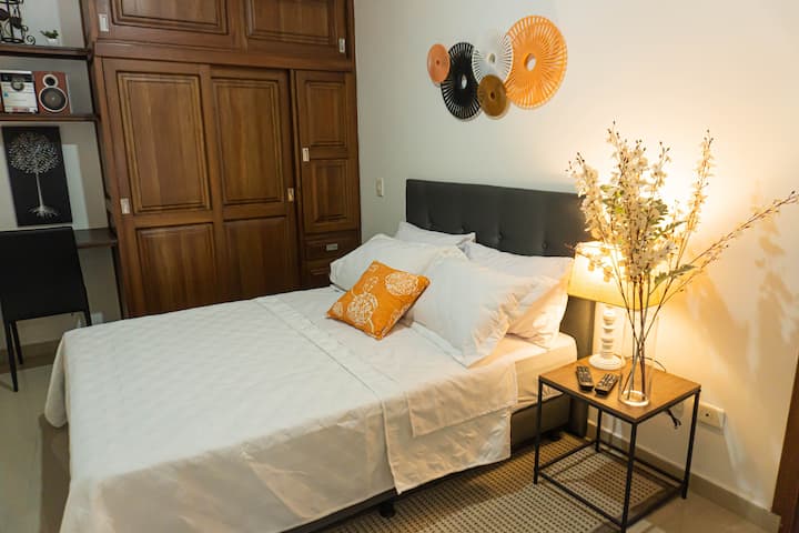 Habitacion con cama confortable, dotacion completa con almohadas, sabanas y cobijas, closet, aire acondicionado portatil