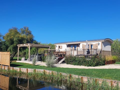 Propriété Airbnb réussie: Cozy trailer, with private hot tub in Camargue. à Saintes Maries De La Mer