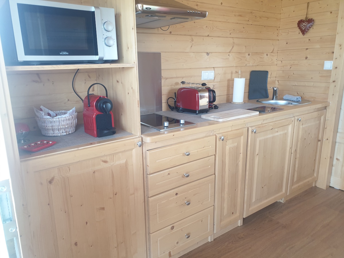 Airbnb performant: Cozy trailer with private hot tub in Camargue. à Saintes Maries De La Mer