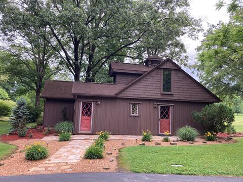 Rustic Guest House Cabin in a Secluded Setting