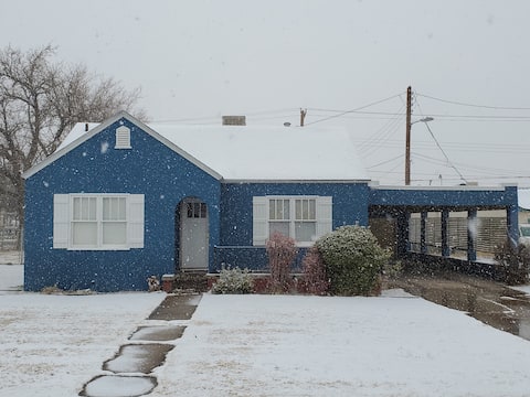 Little Blue House - cozy & walkable to downtown