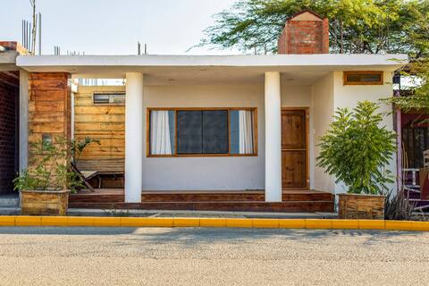10-minute walk from surf spot, cozy Lobitos home