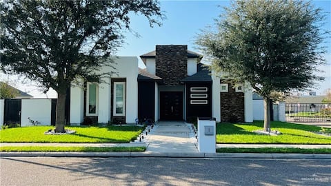 Cheerful Home with a Pool