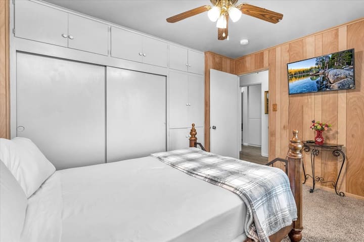 ห้องนอน 2 พร้อมทีวีขนาด 40 ฟุต