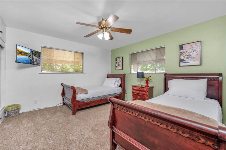 ห้องนอน 3 พร้อมทีวีขนาด 32 ฟุตเตียงเดี่ยว 2 หลัง