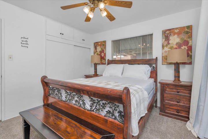 ห้องนอน 1 พร้อมทีวีขนาด 32 ฟุต