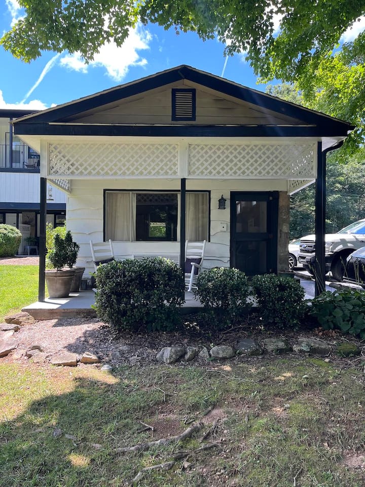 Flat Rock Cottage on Jordan Lake Cottages for Rent in Flat Rock