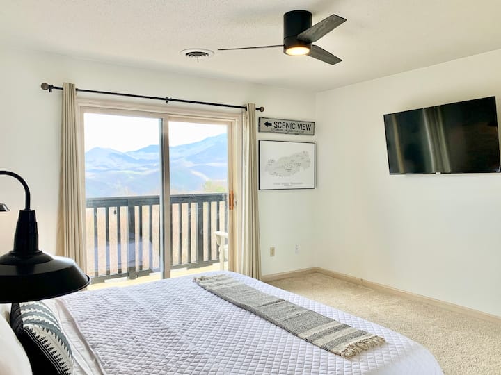 Спалня с двойно легло king size на втория етаж с 55 - инчов смарт телевизор Roku и самостоятелен вход към балкона