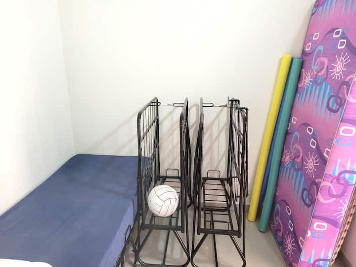 Соба 4: Соба за услуги. Вклучува 3 прилагодливи кревета. Вклучува и машина за перење и сушење алишта прикажани на следната слика